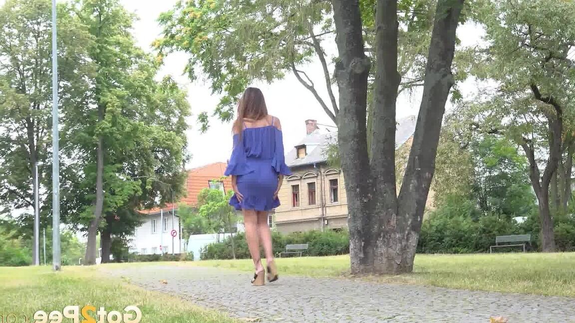 15P Die atemberaubende Brünette Yenna lindert ihre Pisse-Verzweiflung