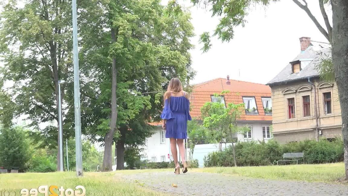15P Die atemberaubende Brünette Yenna lindert ihre Pisse-Verzweiflung
