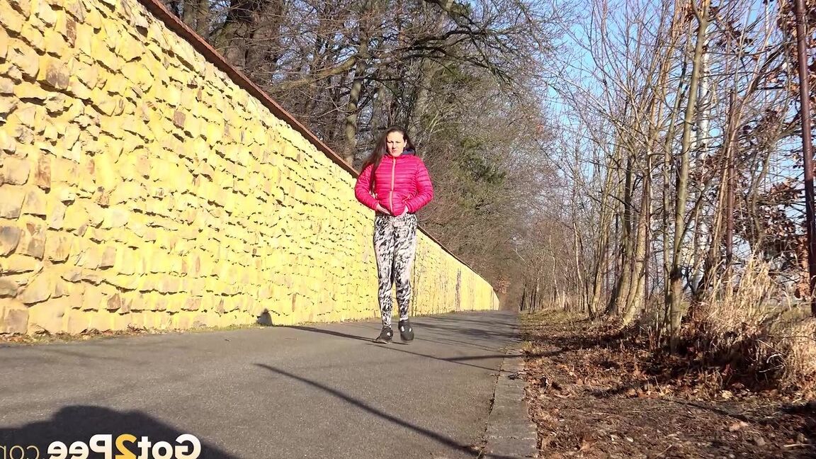 15P Valentina Ross macht draußen eine riesige Pisspfütze