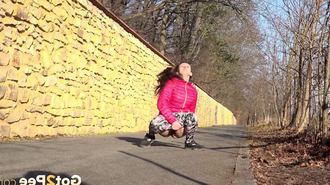 15P Valentina Ross macht draußen eine riesige Pisspfütze