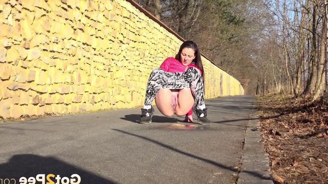 15P Valentina Ross macht draußen eine riesige Pisspfütze