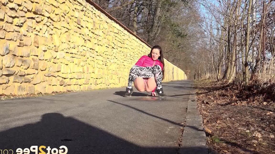 15P Valentina Ross macht draußen eine riesige Pisspfütze