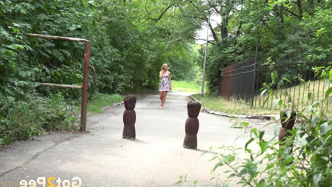 15P ブロンドの女の子ヴィクトリア・ピュアが公園の歩道で小便をするためにしゃがむ