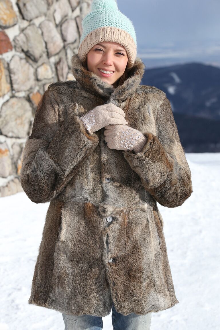 20P Gata esbelta e glamorosa Clover provocando nua ao ar livre na neve