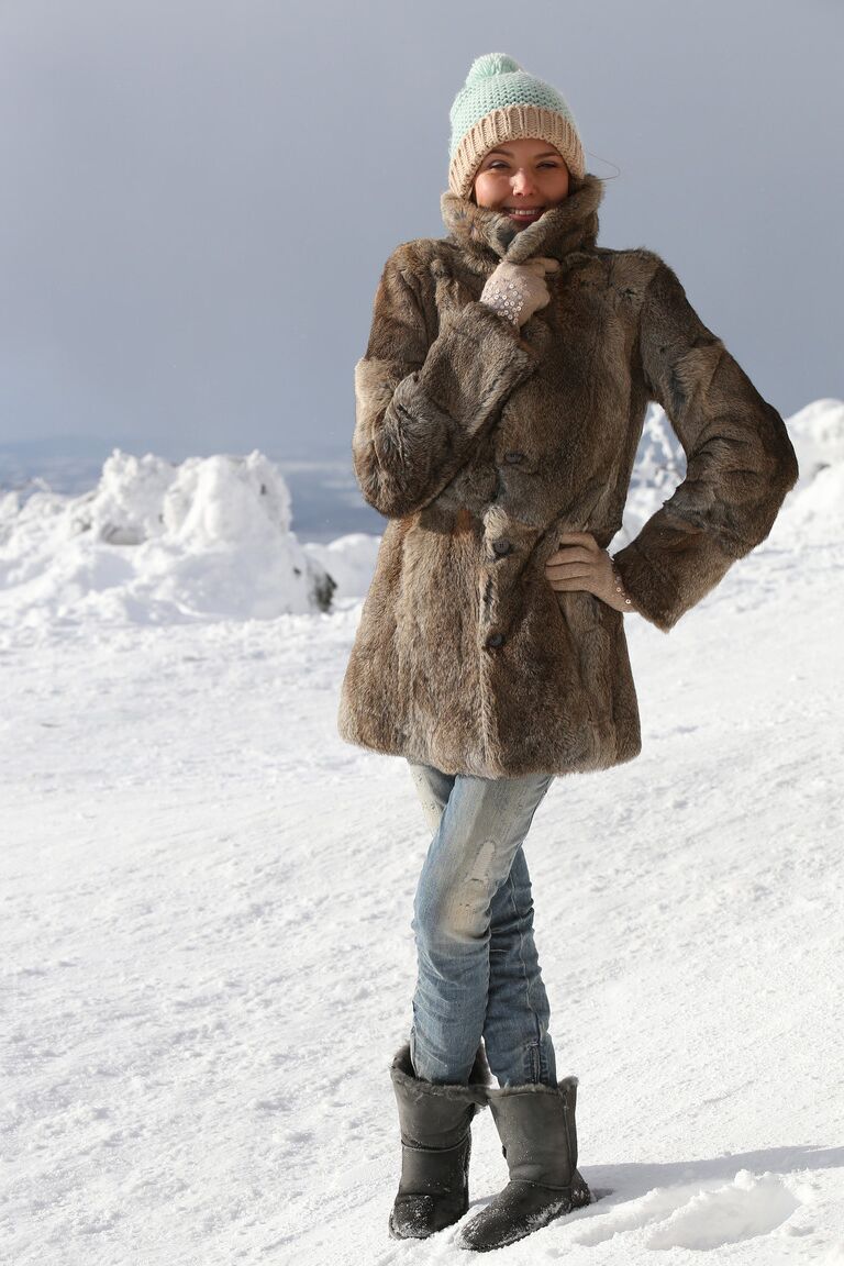 20P Gata esbelta e glamorosa Clover provocando nua ao ar livre na neve