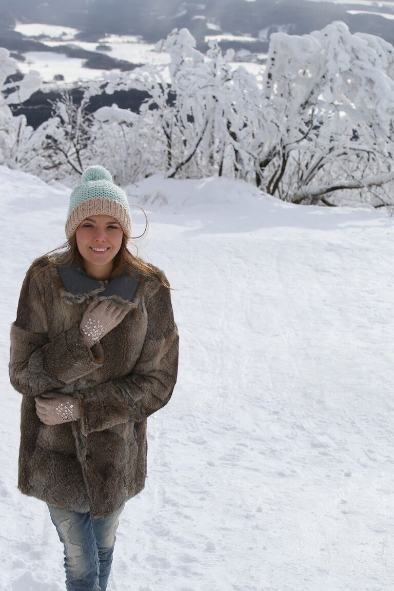 20P Gata esbelta e glamorosa Clover provocando nua ao ar livre na neve