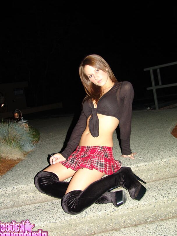 12P La amateur Kate se quita la falda de colegiala para poses tentadoras en tanga