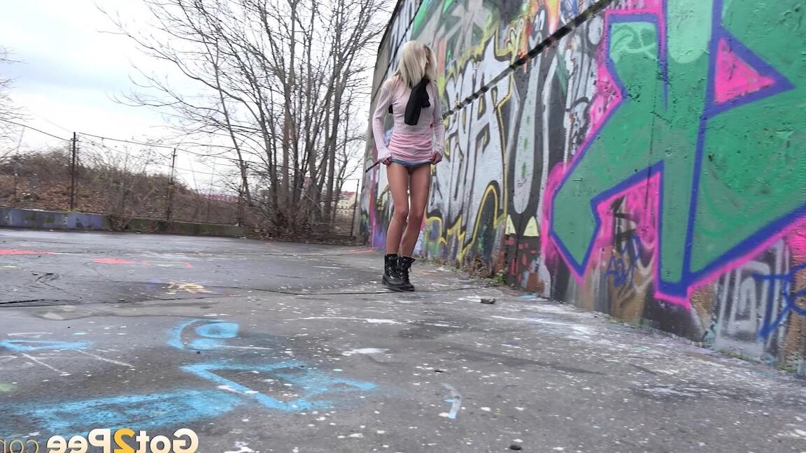 15P La superbe blonde Claudia pisse debout