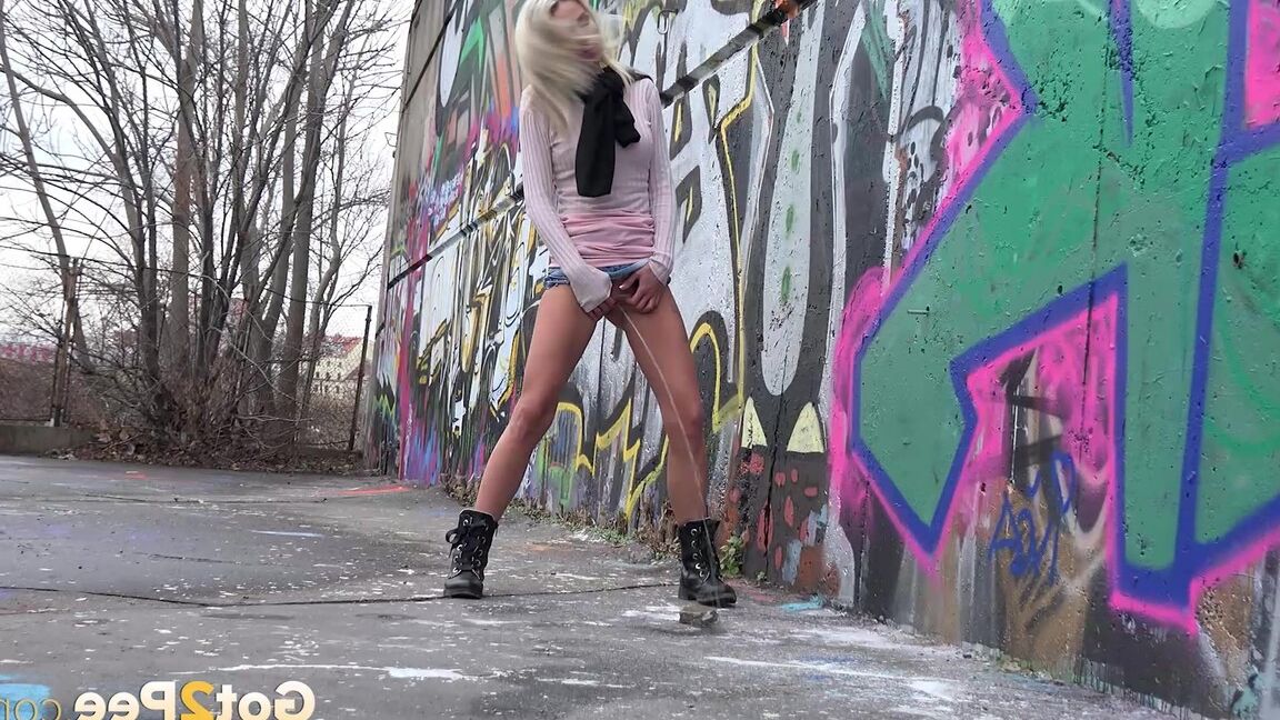 15P La superbe blonde Claudia pisse debout