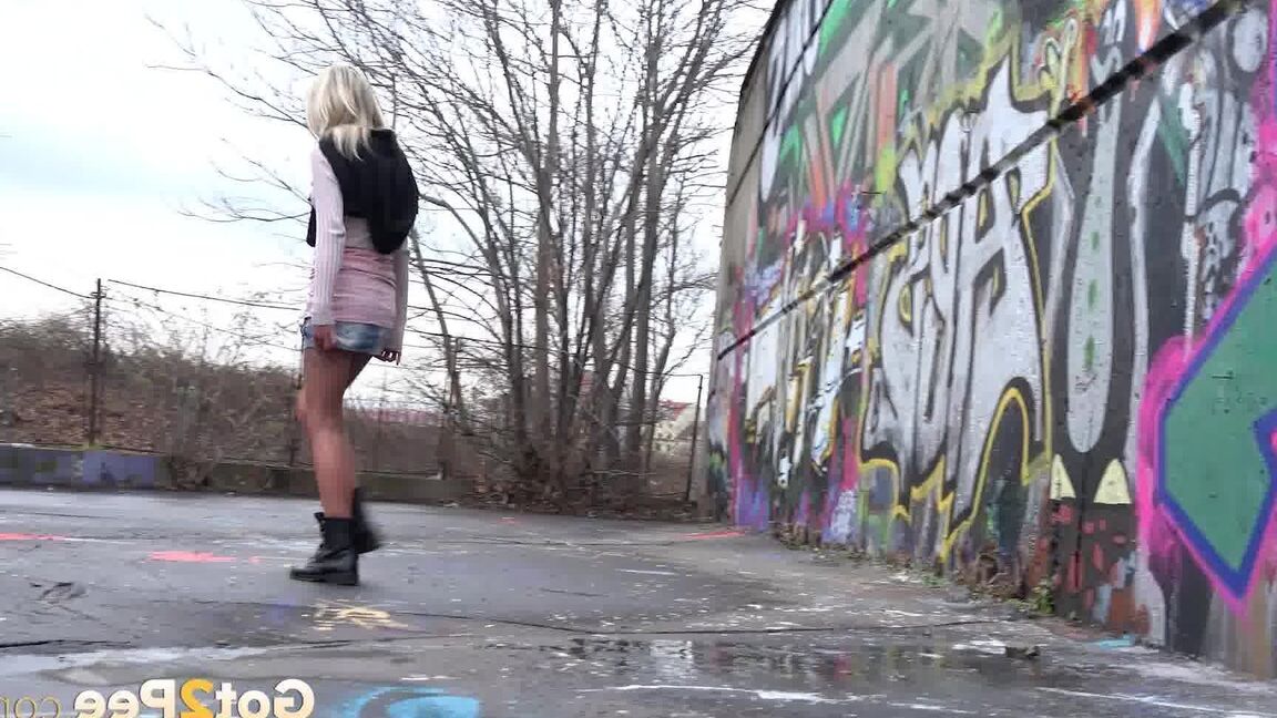 15P La superbe blonde Claudia pisse debout