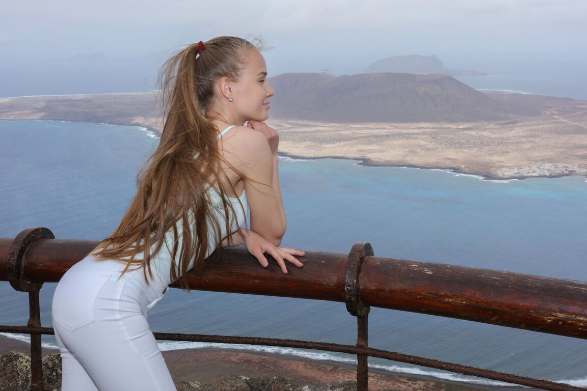 20P La déesse adolescente Angel B pose sans soutien-gorge en public et montre ses seins