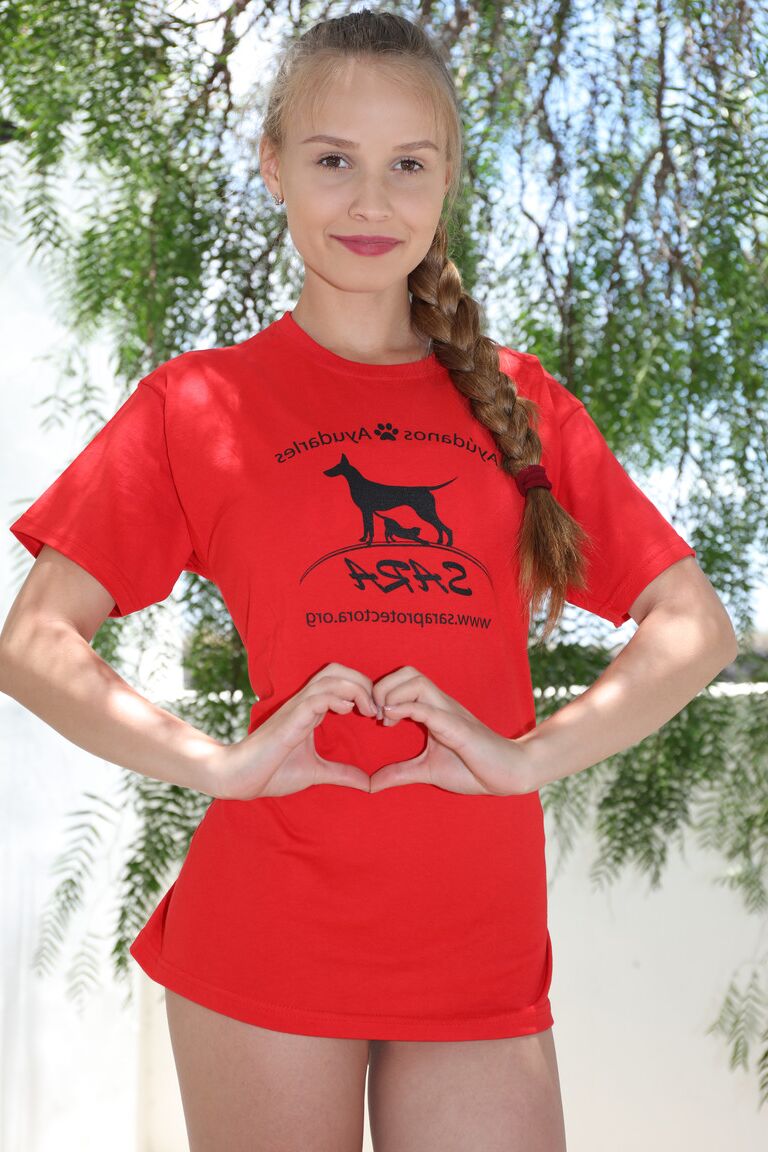 20P La déesse adolescente Angel B pose sans soutien-gorge en public et montre ses seins