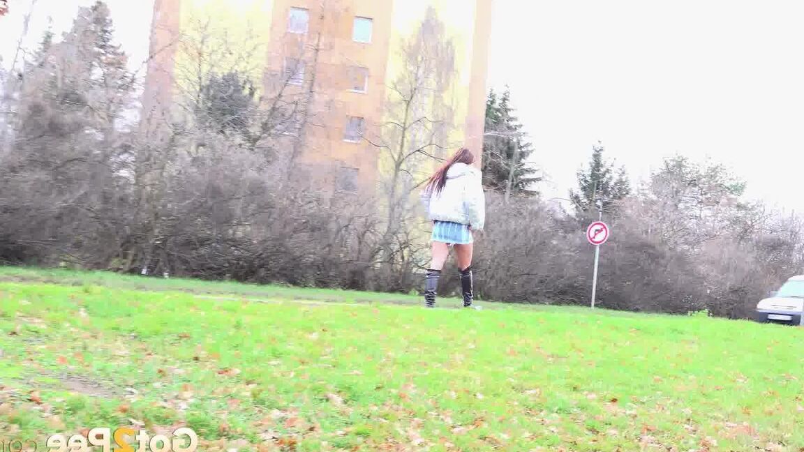 15P Isabel Dark pisse à côté d'un camion en public