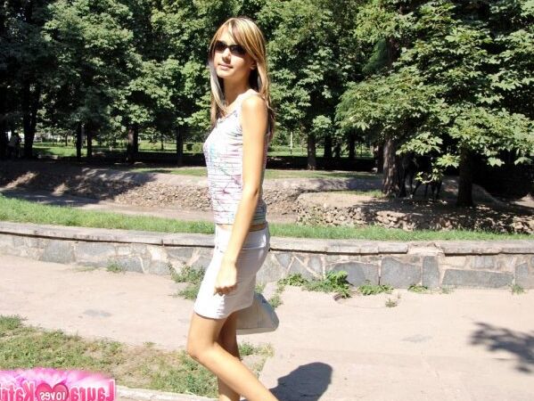10P Грудастая брюнетка в обтягивающих топах и юбках позирует сексуально