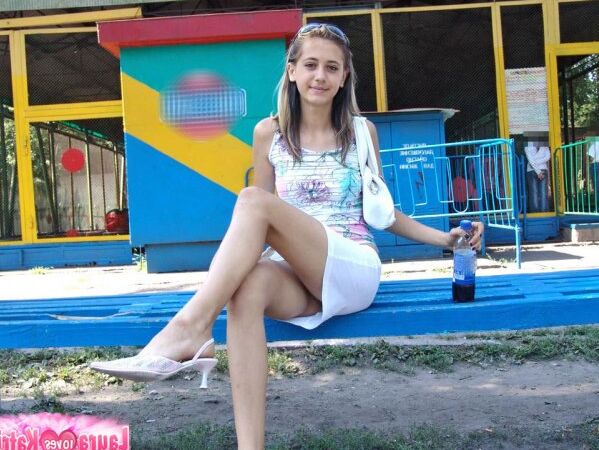 10P Грудастая брюнетка в обтягивающих топах и юбках позирует сексуально
