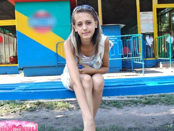 10P Грудастая брюнетка в обтягивающих топах и юбках позирует сексуально