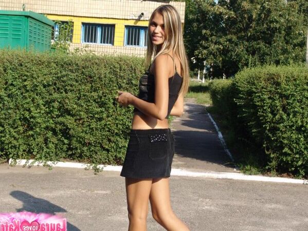 10P Petite garota com tesão sonhando acordada com sexo