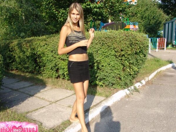 10P Petite garota com tesão sonhando acordada com sexo