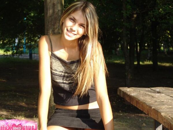 10P Petite garota com tesão sonhando acordada com sexo