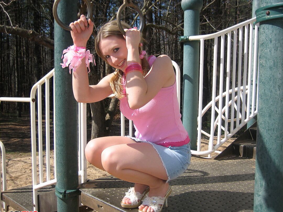 12P Petite Teen Shelby ist nicht schüchtern, als sie ihre Muschi zur Schau stellt und ihre Enge zur Schau stellt