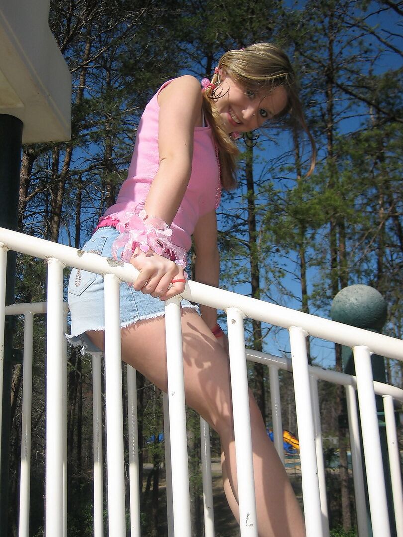 12P Petite Teen Shelby ist nicht schüchtern, als sie ihre Muschi zur Schau stellt und ihre Enge zur Schau stellt