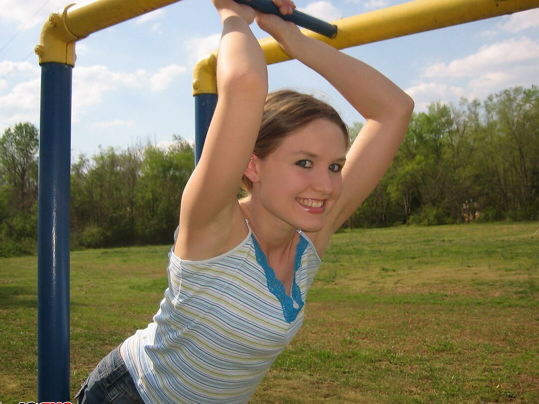 12P A garota alegre da porta ao lado, Shelby, mostra seus seios adolescentes perfeitos no parque