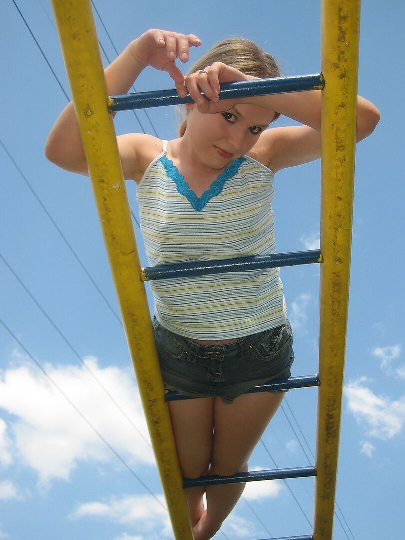 12P A garota alegre da porta ao lado, Shelby, mostra seus seios adolescentes perfeitos no parque