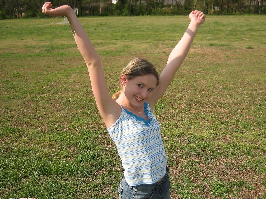 12P A garota alegre da porta ao lado, Shelby, mostra seus seios adolescentes perfeitos no parque