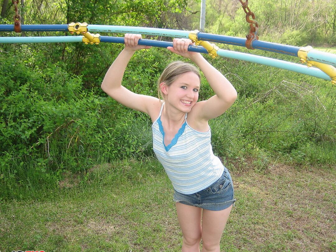 12P A garota alegre da porta ao lado, Shelby, mostra seus seios adolescentes perfeitos no parque