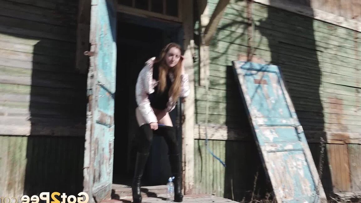 15P Solo girl Vika pulls down black leggings before squatting to pee by a building