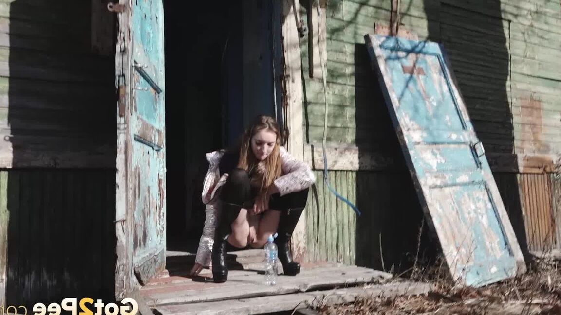 15P Solo girl Vika pulls down black leggings before squatting to pee by a building