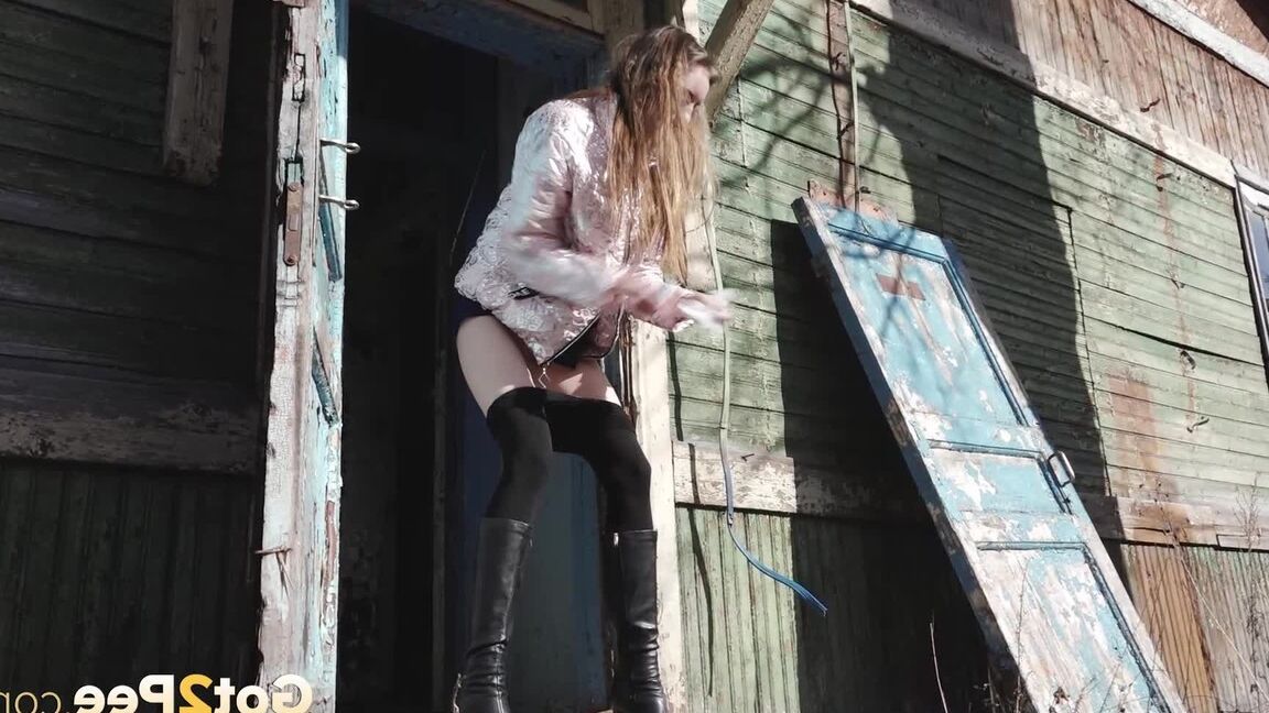 15P Solo girl Vika pulls down black leggings before squatting to pee by a building