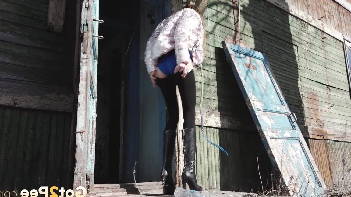 15P Solo girl Vika pulls down black leggings before squatting to pee by a building