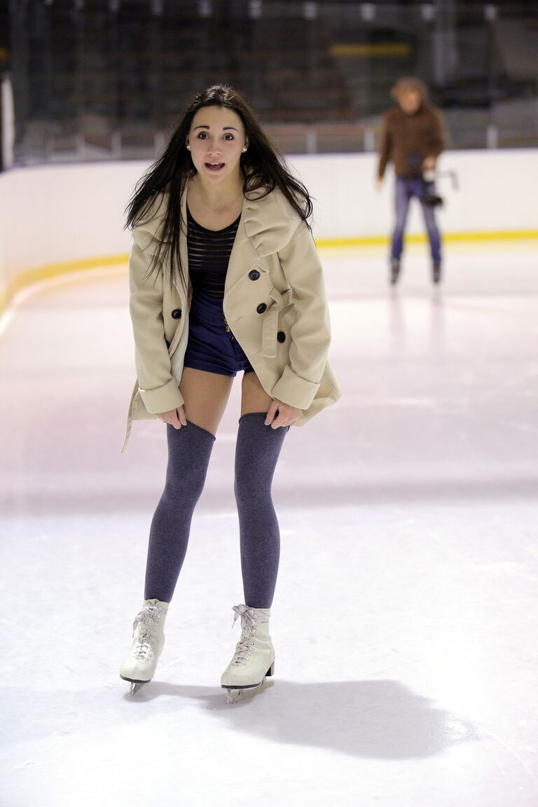 21P La hermosa joven morena Andys se masturba con su consolador después de patinar