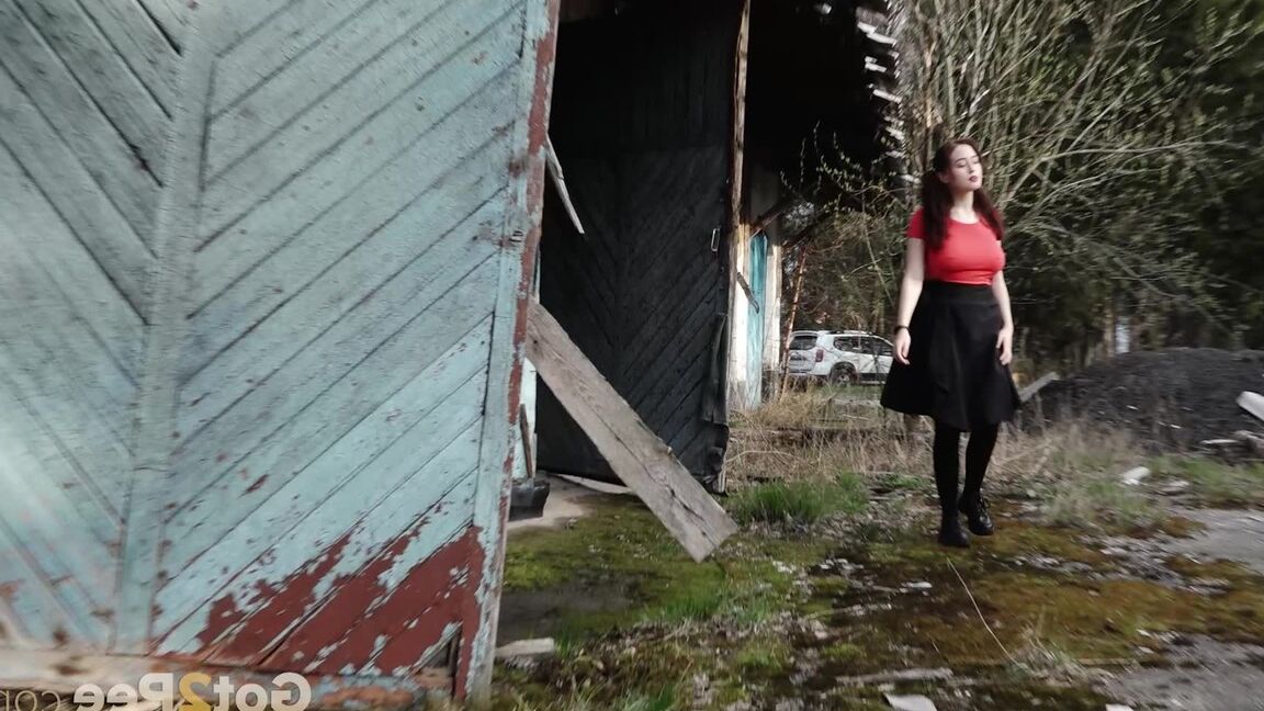 15P Chica morena se para y orina en el suelo