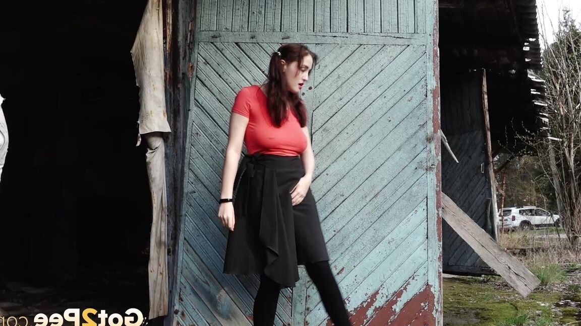 15P Chica morena se para y orina en el suelo