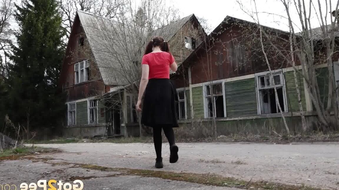 15P Chica morena se para y orina en el suelo