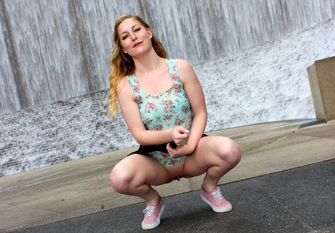 17P La salope blanche Lila Frey se promène avec un jouet sexuel dans le cul avant de baiser en public