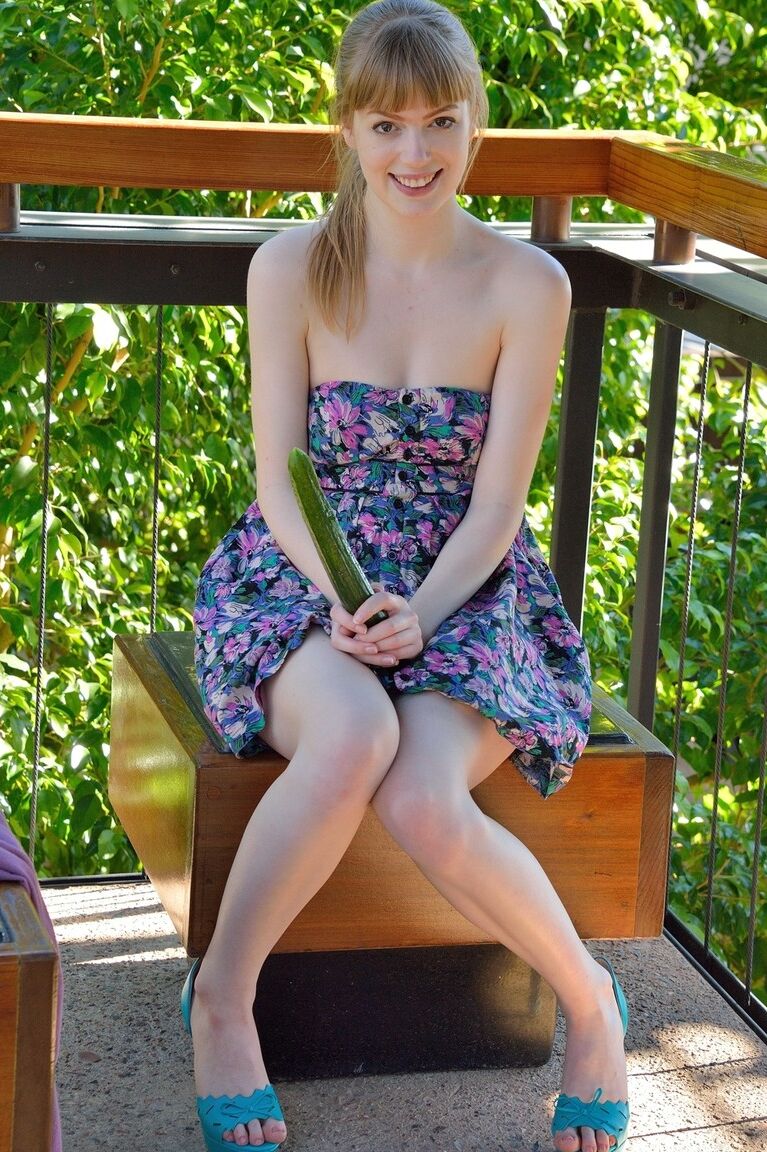 21P La glamorosa amateur Alana se folla analmente con un vegetal al aire libre