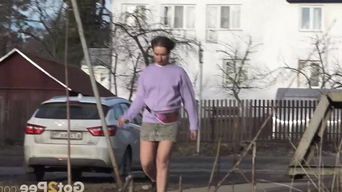 15P ショートショットの女の子リタが緊急の小便をするために建物の後ろに隠れる