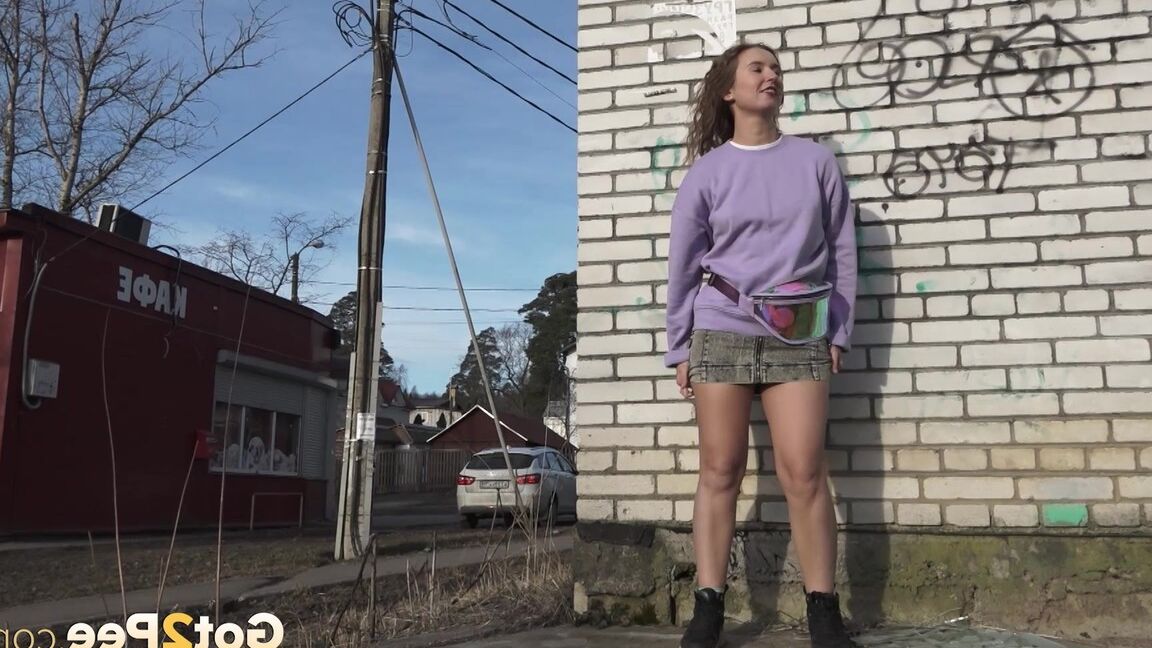 15P ショートショットの女の子リタが緊急の小便をするために建物の後ろに隠れる