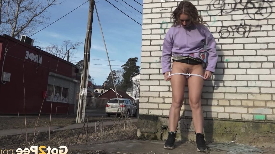 15P ショートショットの女の子リタが緊急の小便をするために建物の後ろに隠れる