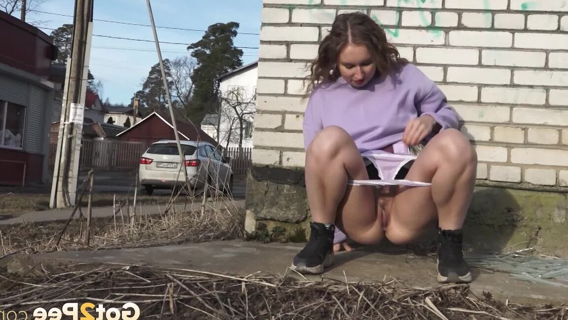 15P ショートショットの女の子リタが緊急の小便をするために建物の後ろに隠れる
