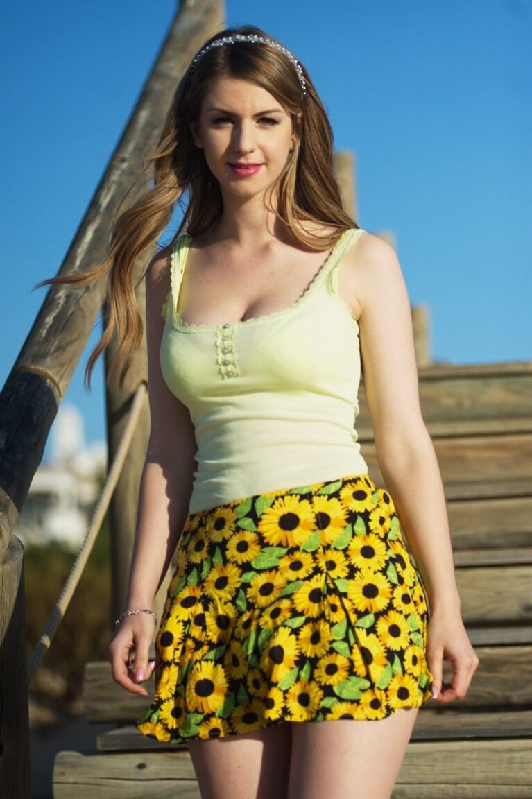 12P La vecina británica Stella Cox expone sus tetas y su coño en un muelle público