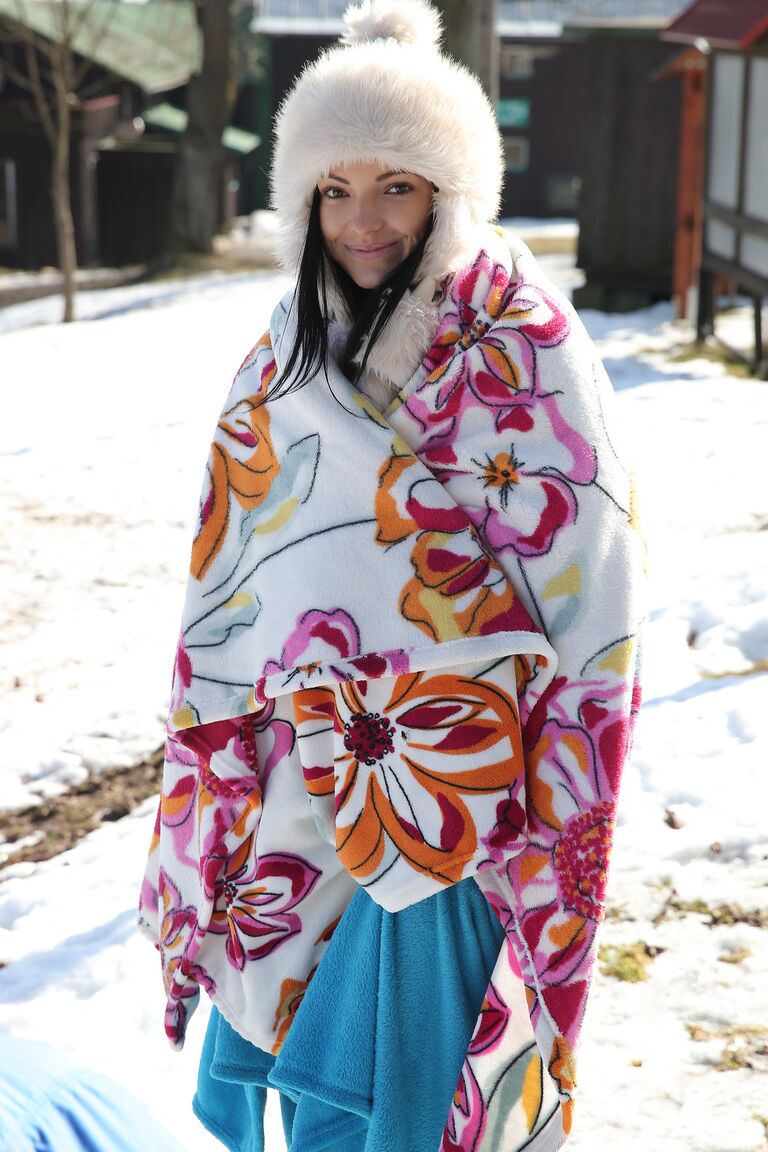 21P Saphira, une jeune femme aux cheveux noirs, expose son corps maigre et pose nue dans la neige.