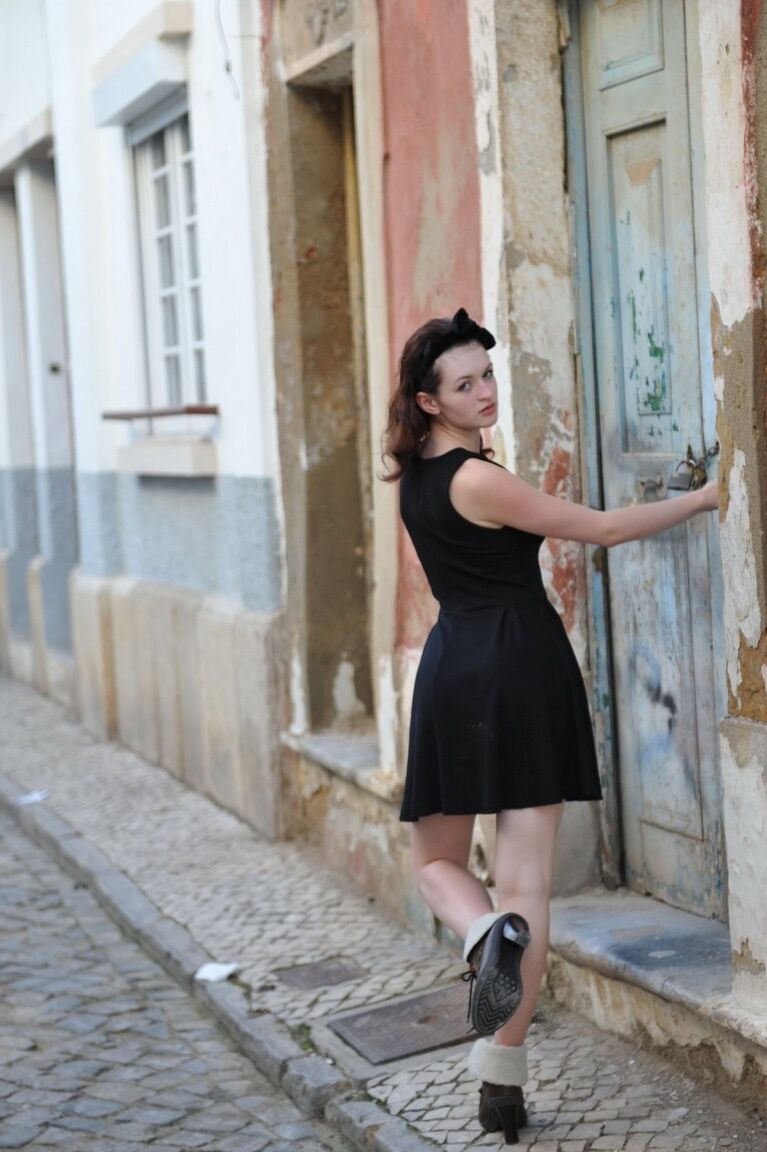 12P Hottie Fawna Latrisch exhibe sa jupe haute en culotte extérieure