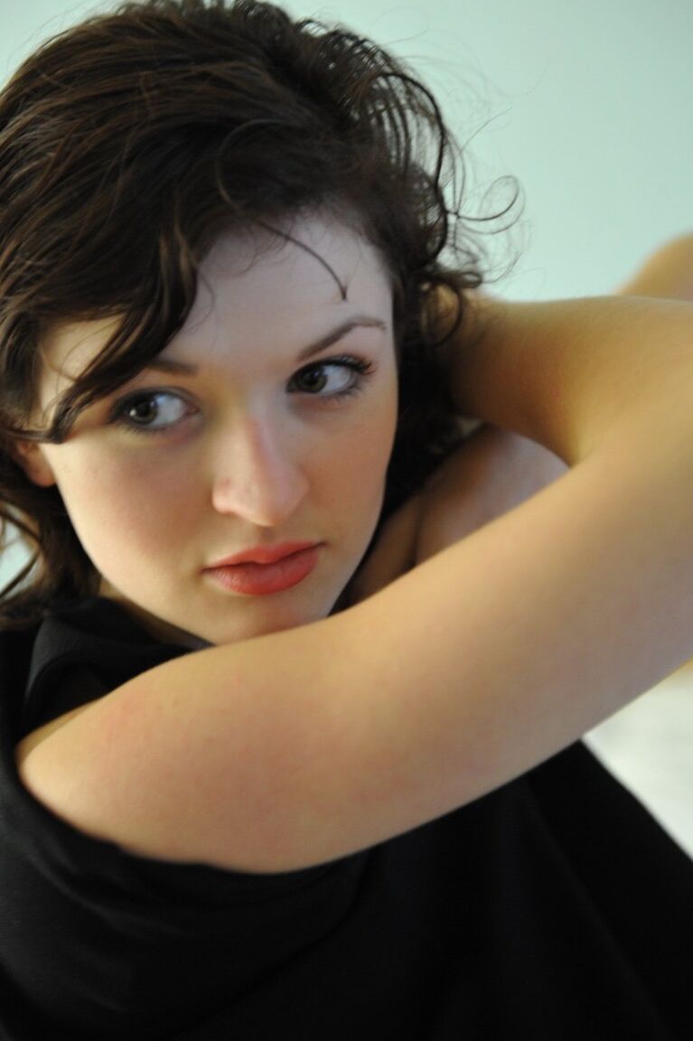 12P Hottie Fawna Latrisch exhibe sa jupe haute en culotte extérieure