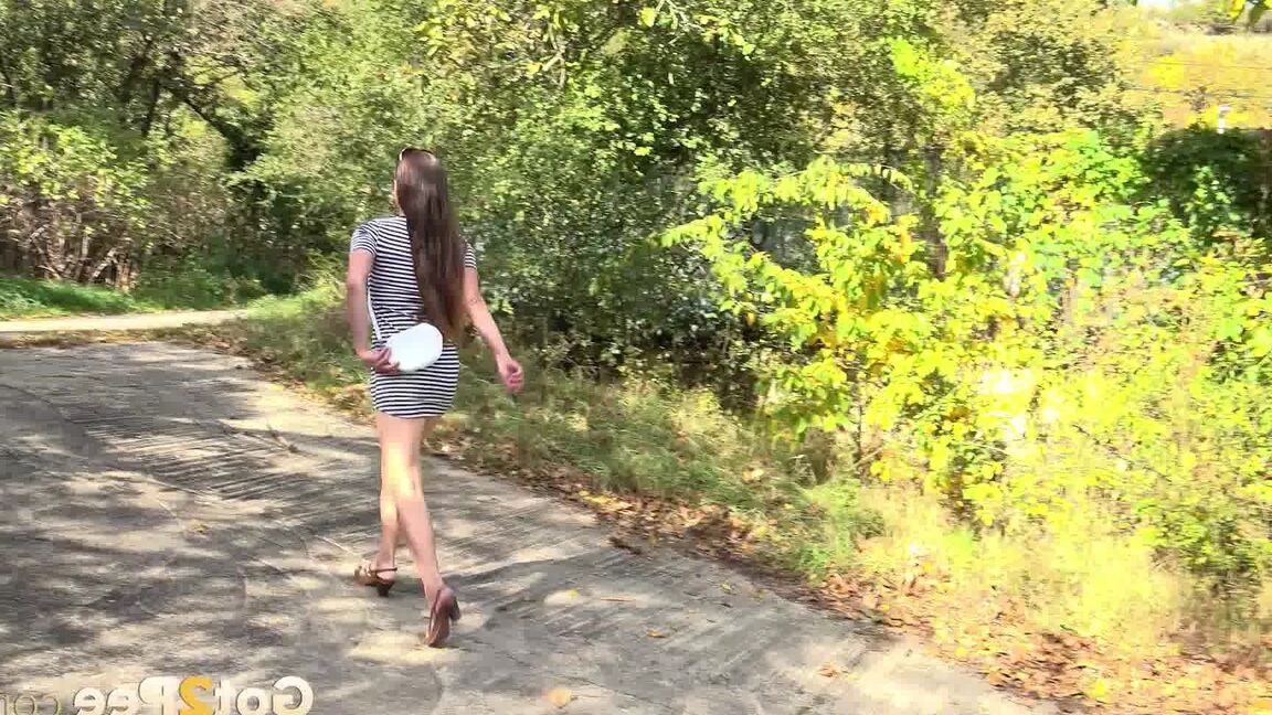 15P Mujer caucásica Valentina Ross se agacha para orinar en un camino de tierra