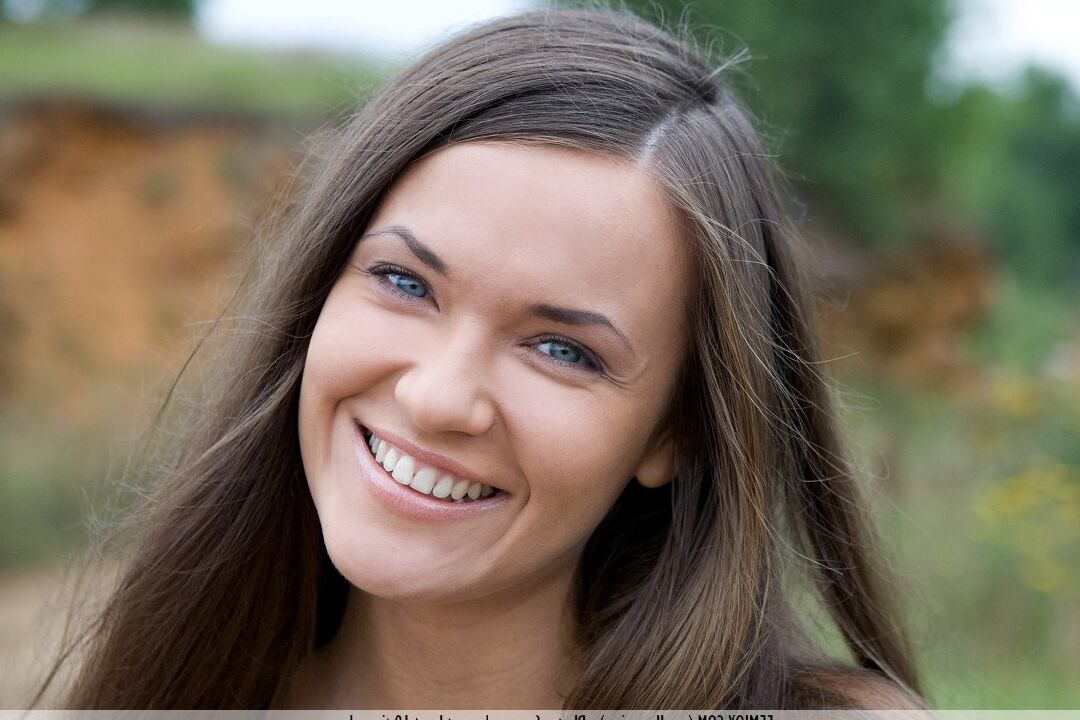16P Benita, jeune fille au visage frais, affiche son superbe corps nue en plein air
