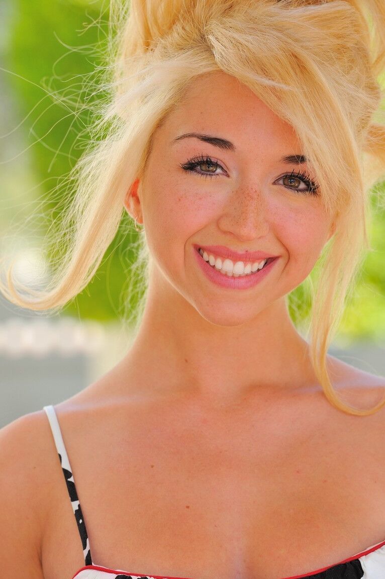 21P La novia rubia Jayde se quita el vestido y posa con un juguete sexual en su chocho
